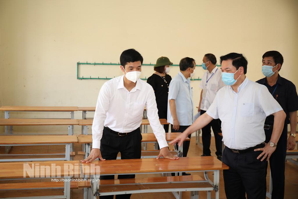 Đồng chí Phó Chủ tịch Thường trực UBND tỉnh kiểm tra công tác chuẩn bị thi vào lớp 10