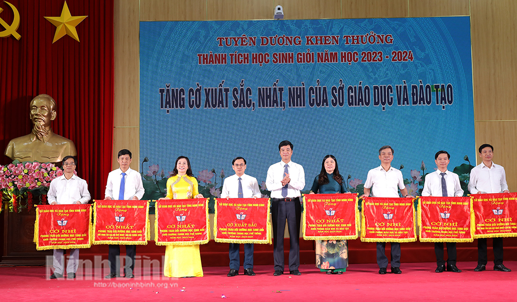 Tuyên dương khen thưởng thành tích học sinh giỏi năm học 20232024