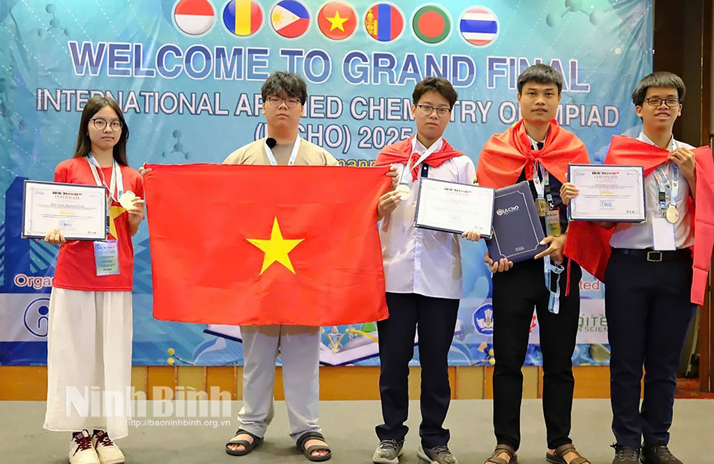 Em Nguyễn Trần Thu Uyên (ngoài cùng bên trái), học sinh Trường THPT chuyên Lê Hồng Phong, Huy chương Vàng Kỳ thi Olympic Hóa học ứng dụng quốc tế năm 2025.