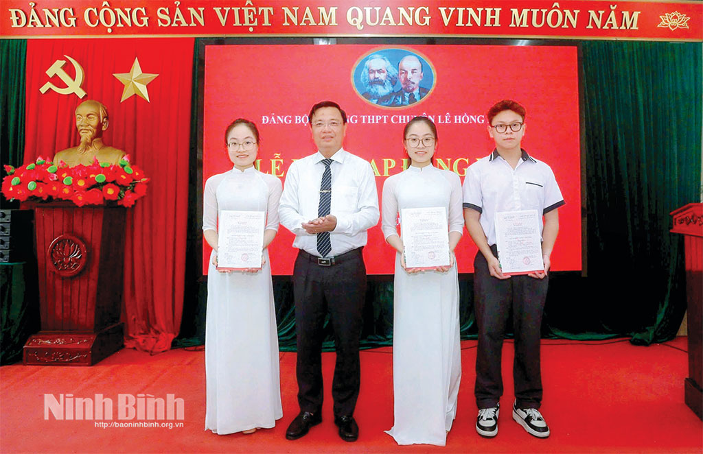 Đảng bộ Trường THPT chuyên Lê Hồng Phong tổ chức Lễ kết nạp Đảng cho học sinh ưu tú.