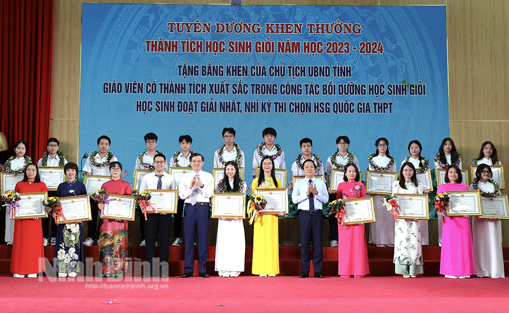 Tuyên dương khen thưởng thành tích học sinh giỏi năm học 20232024