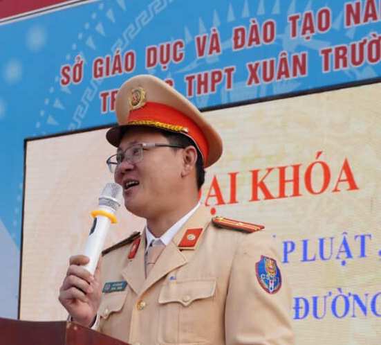 Đồng chí thiếu tá Lê Văn Đạt tuyên truyền về luật và văn hóa giao thông