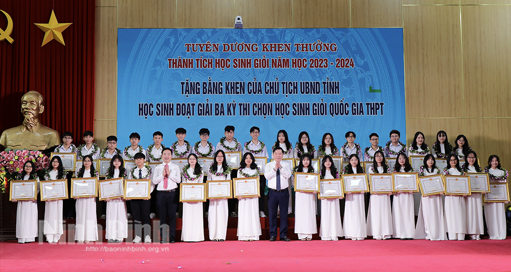 Tuyên dương khen thưởng thành tích học sinh giỏi năm học 20232024