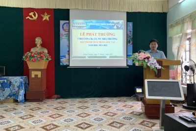 Trao thưởng và tặng quà cho học sinh là con cán bộ, giáo viên, nhân viên đạt thành tích cao trong năm học 2021-2022.