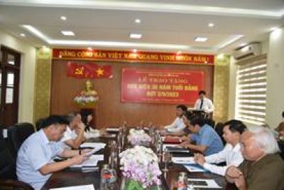 Đồng chí Trịnh Duy Nghĩa, Bí thư chi bộ, Chủ tịch Công đoàn Giáo dục tỉnh  vinh dự được nhận Huy hiệu 30 năm tuổi Đảng đợt 02/9/2023