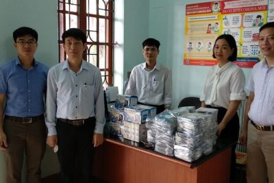 Tiếp nhận khẩu trang và nước diệt khuẩn của cựu học sinh trường THPT Xuân Trường